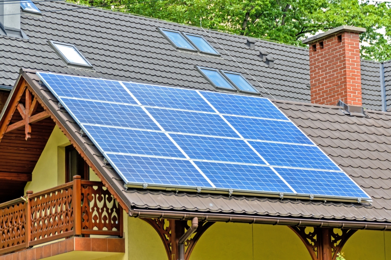 chauffagiste-SAUZE-min_solar-panels-1477987